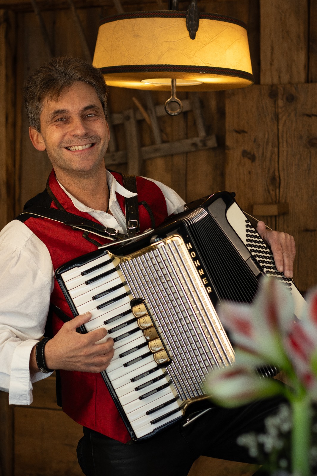 Musiker Jörg Hauser mit Akkordeon