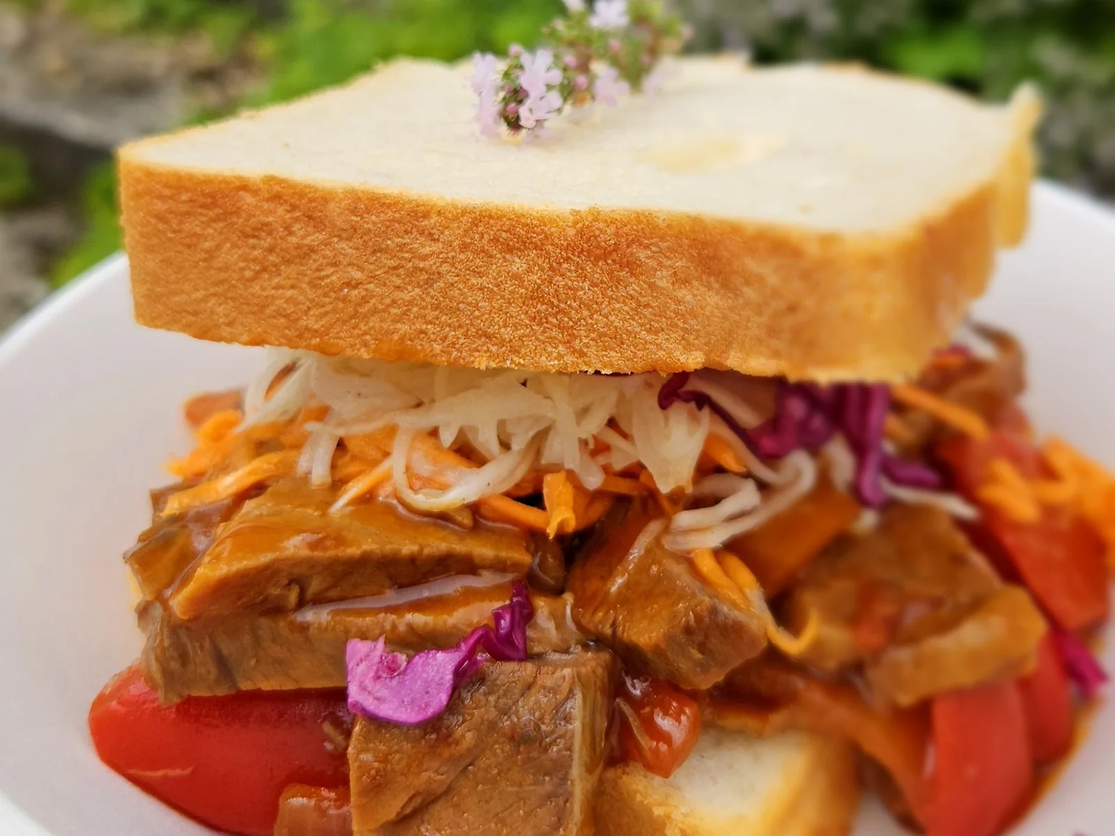 Spezial-Toast mit Fleisch und frischem Gemüse