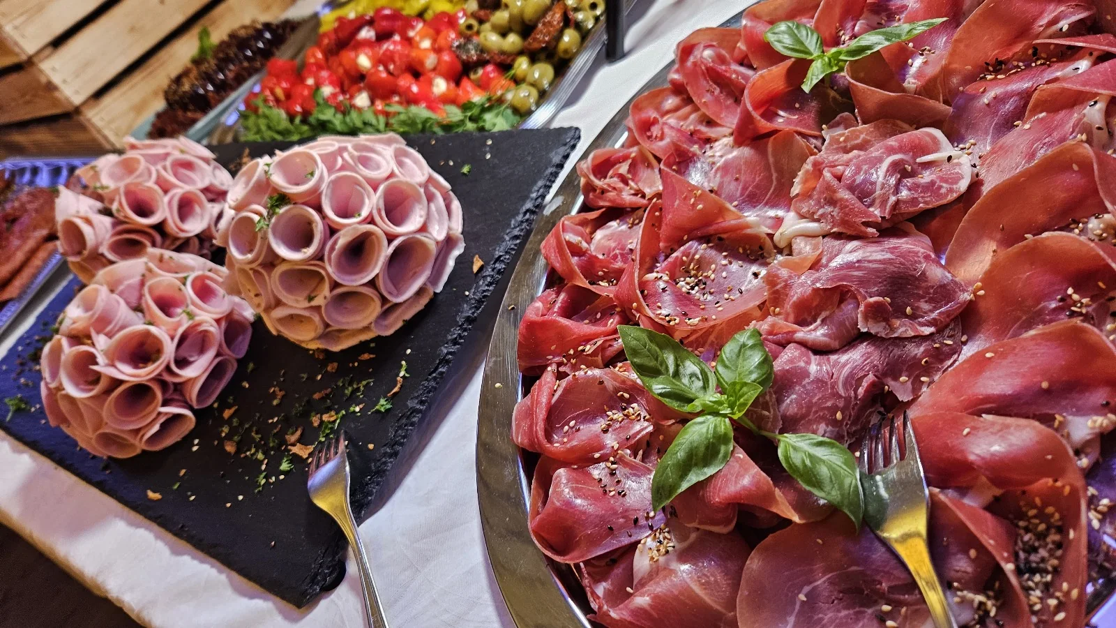 Reichhaltige Wurst- und Schinkenauswahl von Boerny's Catering